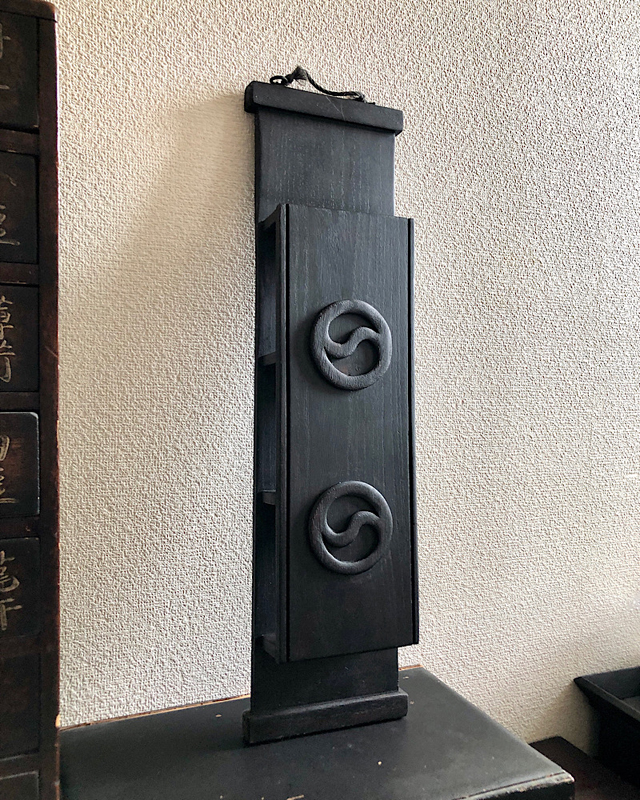 WALL MAIL ORGANIZER WITH YIN AND YANG