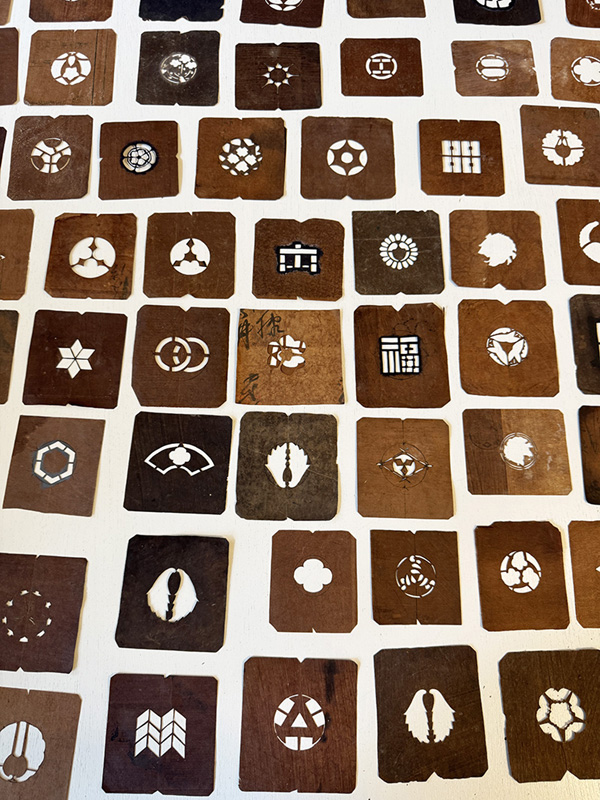 2000 KAMON CREST STENCILS