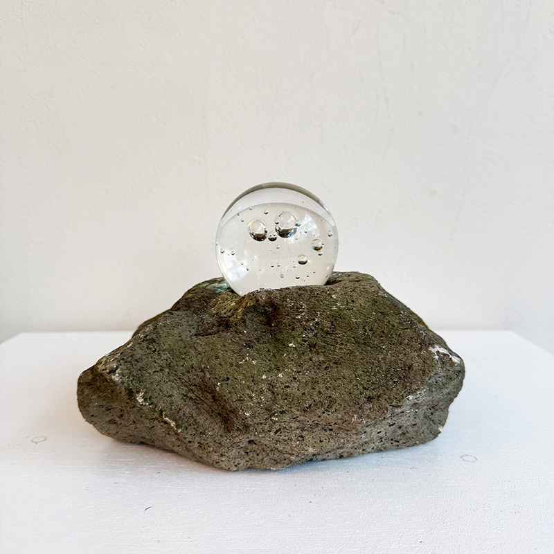 GLASS-SPHERE ON STONE GORINTO BASE